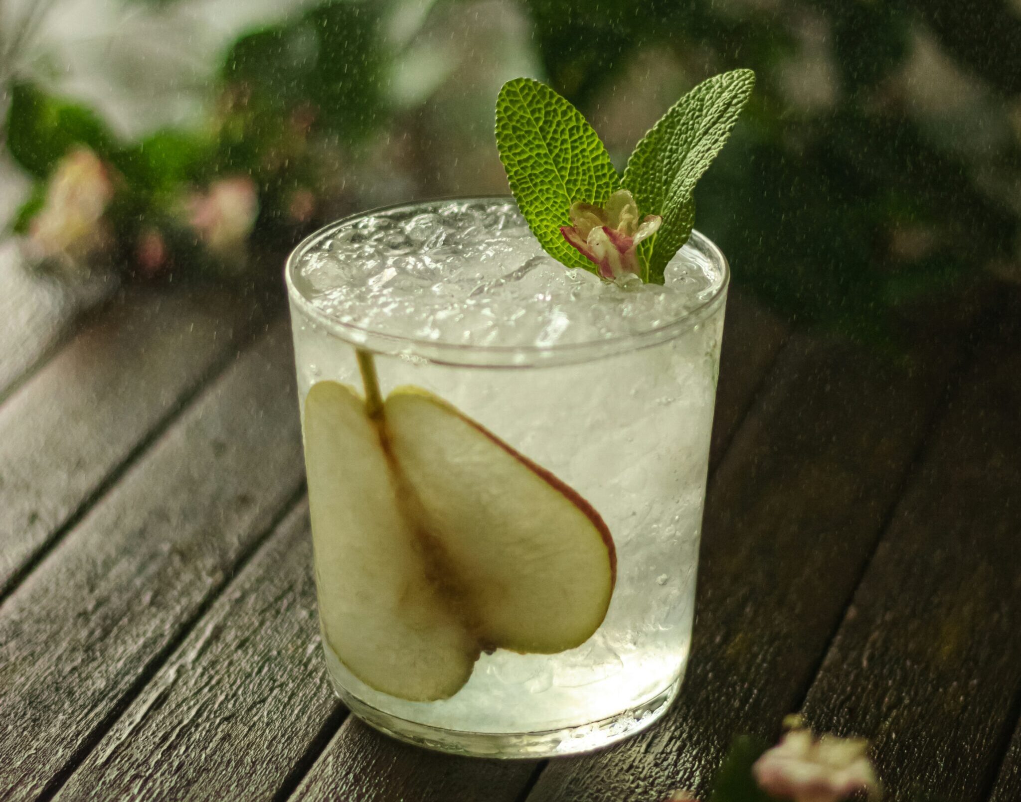 Elderflower Pear & Thyme Fizz